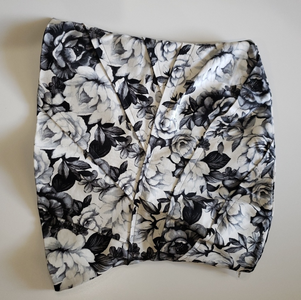 White House Black Market Womens Sz.2  Bustier